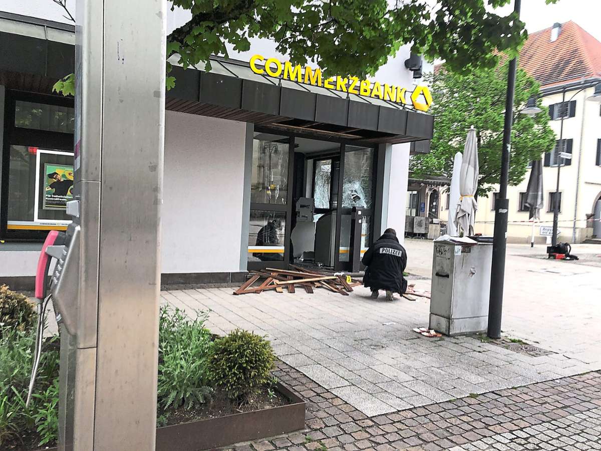 Spezialisten der Polizei sichern Spuren an der Commerzbank-Filiale in Balingen. Der Geldautomat dort wurde am frühen Donnerstagmorgen gesprengt.