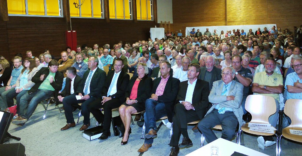 Etwa 350 Personen, darunter Vertreter der Stadt, des Gemeinde- und des Ortschaftsrats, ließen sich am Freitag in Lautlingen vom Regierungspräsidium über die Aspekte der geplanten Ortsumfahrung informieren.