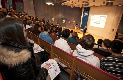 Voller Hörsaal beim Schnuppertag für Schüler im Januar 2012 an der Uni Hohenheim Foto: Kovalenko