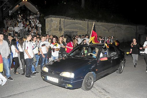 Die Innenstadt ist für autofahrende Fußballfans zumindest vorerst tabu. Das Bild zeigt die Aufbruchstimmung vor dem Kraftwerk nach dem Sieg gegen Portugal. Foto: Riedlinger