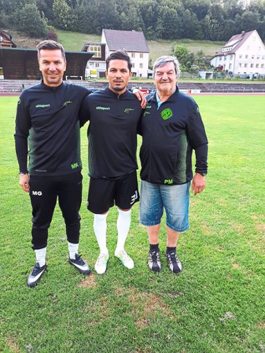 Trainer Mustafa Gürbüz (links) und der  Spielausschussvorsitzende  Peter Mark (rechts) begrüßen   Ali Günes. Foto: Dold Foto: Schwarzwälder Bote