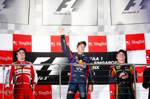 Im Lichtermeer von Singapur ist Sebastian Vettel (Mitte) mit einer Fahrt wie vom anderen Stern zum Sieg-Hattrick gerast. Platz zwei rettete sein schärfster Titel-Rivale Fernando Alonso (links) im Ferrari, auf Rang drei fuhr der von Rückenschmerzen geplagte Lotus-Pilot Kimi Räikkönen. Foto: dpa