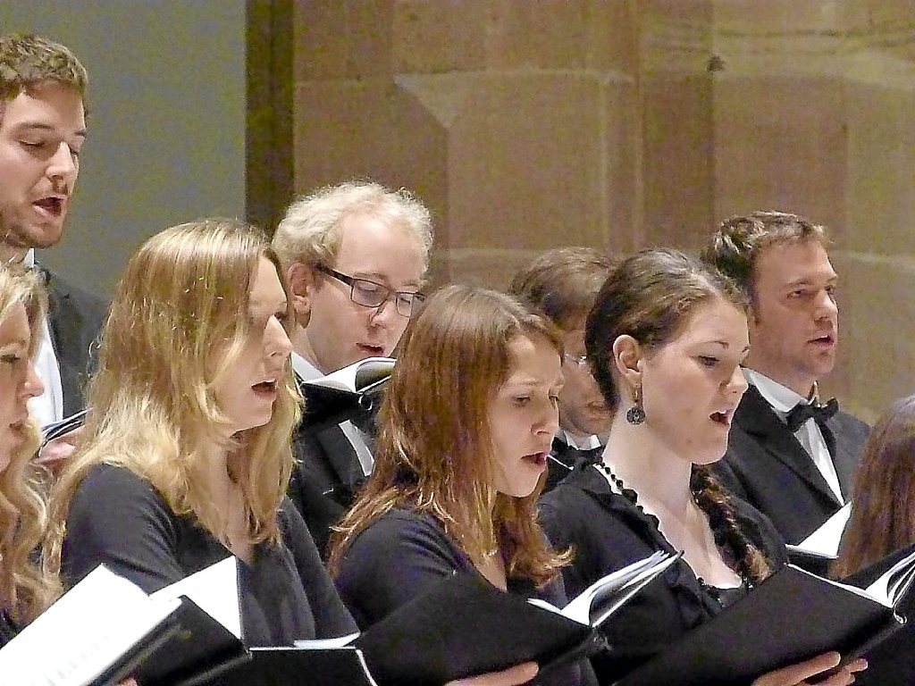 Der Remigius Kammerchor Nagold singt auf hohem Niveau. Chormitglied Johannes Kalmbach (Zweiter von links) überzeugte außerdem mit seinem Orgelspiel.  Foto: Kosowska-Németh Foto: Schwarzwälder-Bote
