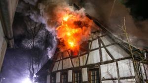 Familie rettet sich aus brennendem Fachwerkhaus – hoher Schaden