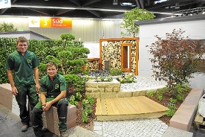 Strahlende Sieger: Manuel Kappler (rechts) und Reinhold Irßlinger vor ihrem meisterlichen Gartenausschnitt  Foto: Manuel Kappler Foto: Schwarzwälder-Bote