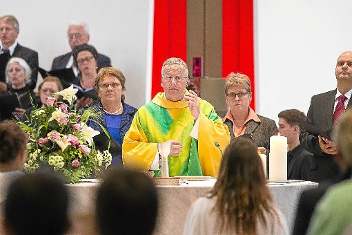 Sein letzter Arbeitstag: Pfarrer Jochen Boos verabschiedet sich im Gottesdienst von der Heilig-Geist-Gemeinde. Foto: Deregowski