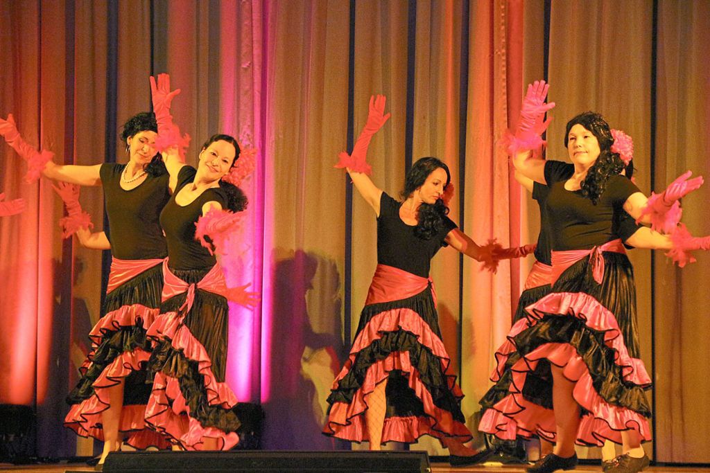 Die Frauen der Zumba-Gruppe tanzten als Senoritas zu spanischen Klängen. Fotos: Lehmann