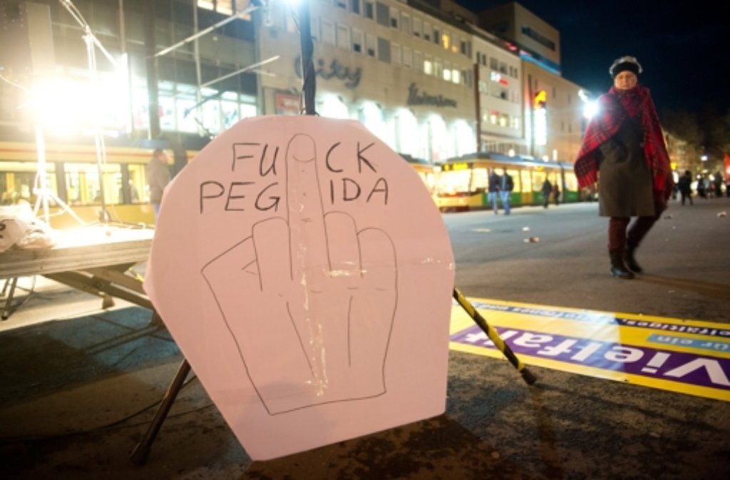 Fuck Pegida: In Karlsruhe gehen Demos und Gegendemos weiter. Foto: dpa