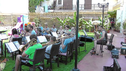 Die Vollmaringer Musiker versammelten sich zur Probe auf der Hotelterrasse. Foto: Miller Foto: Schwarzwälder-Bote