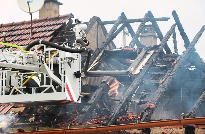 Gebäudebrand in Burladingen: Wohnhaus nach großem Löscheinsatz unbewohnbar