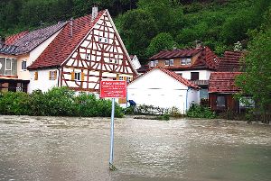 Land unter hat es beim Hochwasser im Juni in Straßberg geheißen. Jetzt haben die Straßberger Konsequenzen daraus gezogen und eine Untersuchung in Auftrag gegeben, den Hochwasserschutz zu verbessern. Foto: Archiv Foto: Schwarzwälder-Bote