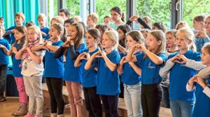 Herzlich willkommen sangen die Schüler des Chores für die Gäste der Einsetzungsfeier. Fotos: Fritsch Foto: Schwarzwälder Bote