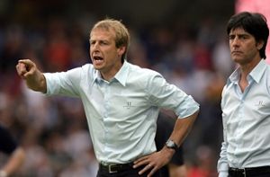 Am Donenrstag treffen sie sich als Gegner wieder: Der ehemalige Bundestrainer Jürgen Klinsmann (links) und sein damaliger Assistent und aktuelle DFB-Coach Joachim Löw. Foto: dpa