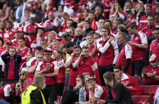 Die Fans im Stadion standen unter Schock. Foto: dpa/Martin Meissner
