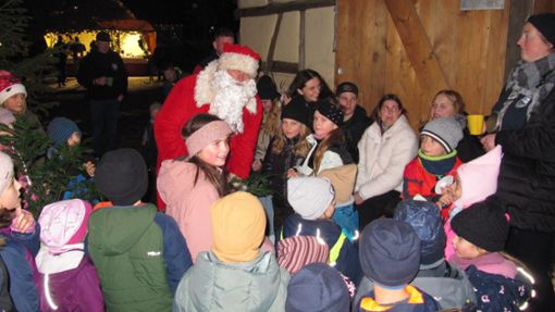 Viele Kinder scharten sich bei der Beihinger Museumsweihnacht um den Weihnachtsmann. Foto: Margrit Helber