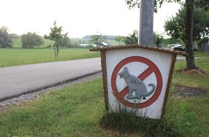 Ein unmissverständliches Schild an einem Weg in Rottweil-Göllsdorf ermahnt Hundebesitzer zu mehr Rücksichtnahme.  Foto: Stadt Rottweil