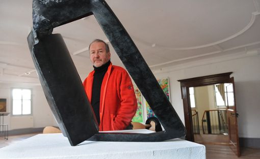 Norbert Stockhus feiert im Jubiläumsjahr des Kunstvereins Oberer Neckar seinen 70. Geburtstag. Er blickt hier durch eine Skulptur von Josef Nadj.  Fotos: Hopp Foto: Schwarzwälder Bote