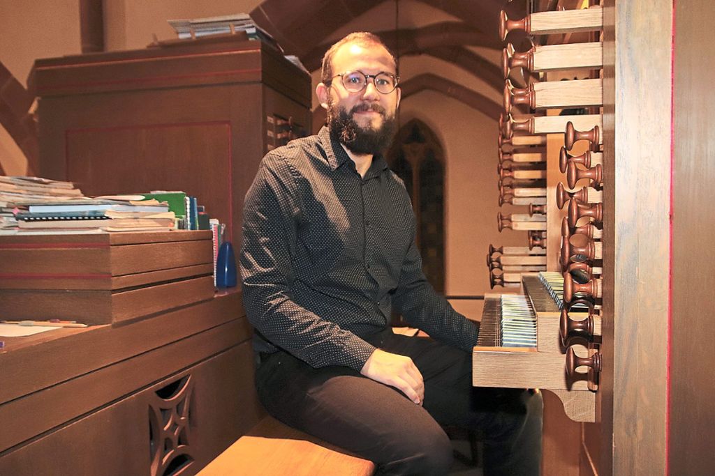 Julian Handlos an der Orgel der Stiftskirche Foto: Haberer