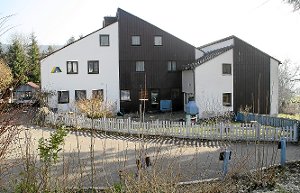 Für viele Alpirsbacher ein Reizthema: Der Landkreis Freudenstadt will die frühere Jugendherberge in Alpirsbach zur Unterbringung von Asylbewerbern anmieten. Foto: Hering