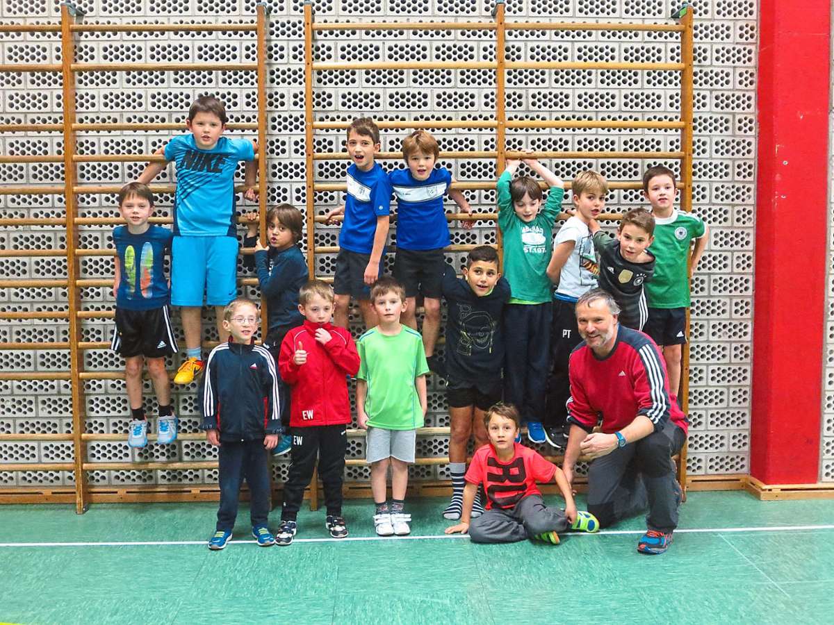 Das Kinderturnen – hier mit Trainer Uli Förderer  –  wurde schnell zu einer der größten Abteilungen der DJK.  Foto: Verein