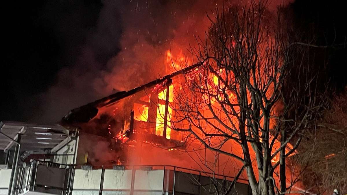 Wohnhaus brennt in Tennenbronn: Großeinsatz der Feuerwehren