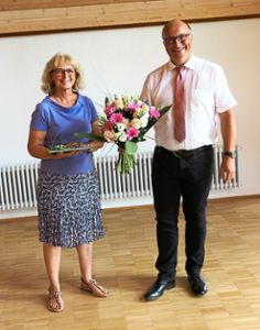 Bürgermeister Ralf Pahlow verabschiedet Barbara Groh in den Ruhestand. Foto: Bieberstein Foto: Schwarzwälder Bote