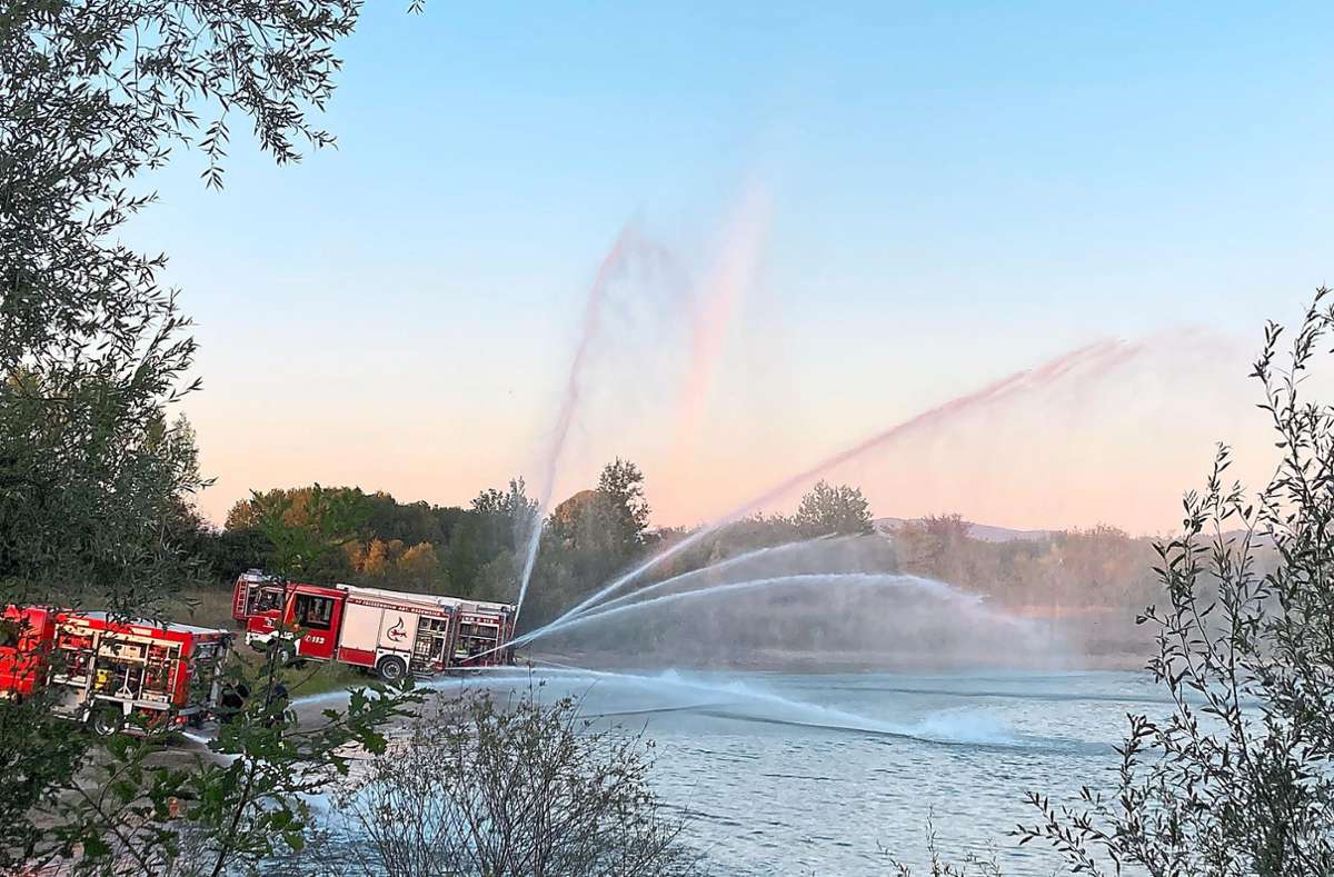 Die Feuerwehr ist ausgerückt, um das Wasser des Oberschopfheimer Sees umzuwälzen. Foto: Bohnert-Seidel