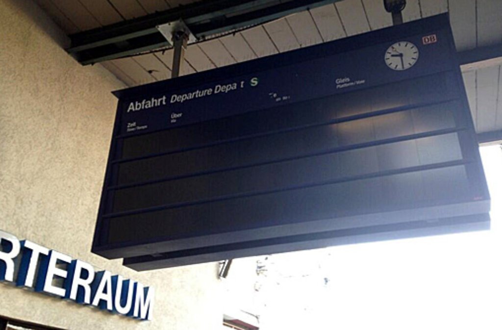 Am Hauptbahnhof Stuttgart gehen am Mittwochmorgen nach einem Stromausfall die Lichter aus - und die Notstromversorgung an.