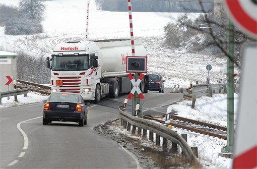 Gefährlich und nervig: Der Bahnübergang am Seewald soll nach dem Willen der Landesregierung entschärft werden. Foto: Hopp