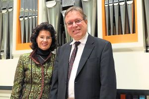 Karl und Claudia Echle vor der Rieger-Orgel der Freudenstädter Taborkirche  Foto: Adrian Foto: Schwarzwälder-Bote