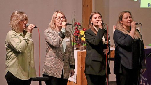 Die Liebe zu ihrem Land klingt aus jedem einzelnen gesungenen Ton: Die Sängerinnen von Soruschka sorgen für einen  emotionalen Abend und berichten über das Leid in der  Ukraine. Foto: Richard Schuster