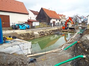 Unter Wasser steht derzeit die Baugrube für den zweiten Abschnitt der neuen Riedbach-Verdolung in der Geislinger Bachstraße. Foto: Schnurr
