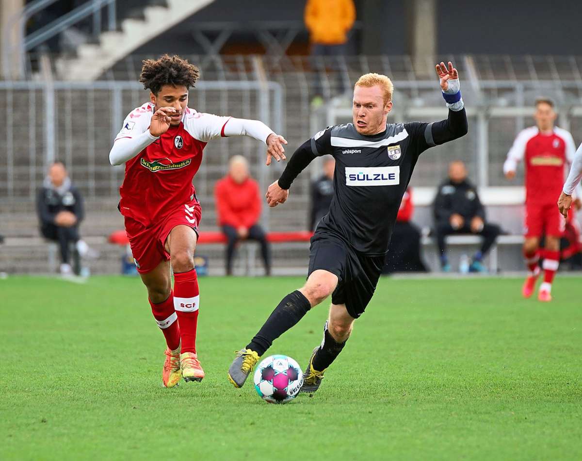 In der Vorrunde überraschte die TSG Balingen – am Ball Leander Vochazer – mit einem 2:1-Auswärtssieg bei der Zweiten des Bundesligisten SC Freiburg.Foto: Eibner