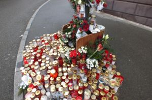 Nach wie vor erinnern auf dem Ebinger Ziegelplatz Grablichter, Kerzen und Blumen an Christian Z. und Sandra Q.. Foto: Kistner