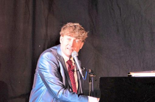 Sebastian Krämer unterhielt das Publikum in der Musikschule Calw. Foto: Stöß