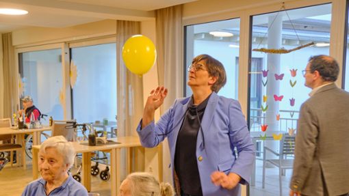 Schöner Moment im Pflegeheim: SPD-Chefin Saskia Esken stupst den gelben Luftballon zu den Senioren zurück. Foto: Juergen Lueck /Juergen Lueck