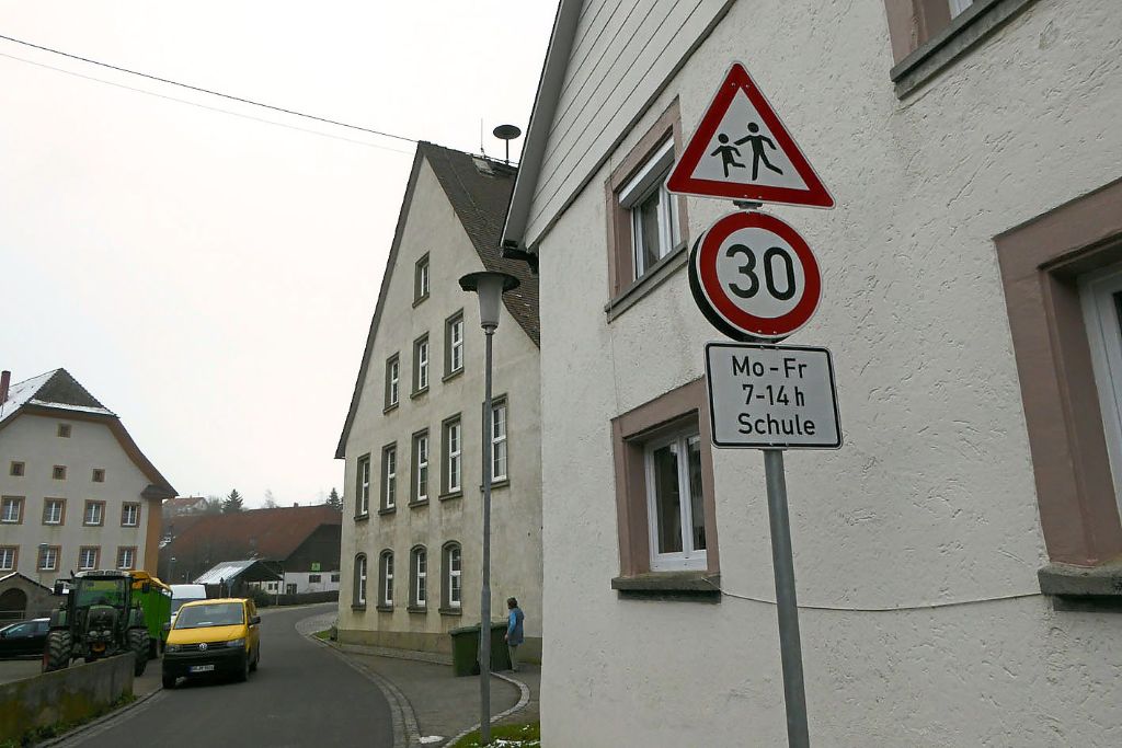 Schon umgesetzt ist in Fützen das zeitlich begrenzte Tempo 30 im Bereich der Zubergasse vor dem Schul- und Rathaus (zweites Gebäude von rechts).