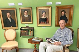 Hans-Jörg Baur ist froh, dass die Gemälde und Bücher aus dem Familienvermächtnis einen würdigen Platz im Kirner Kabinett gefunden haben Foto: Guido Staeb