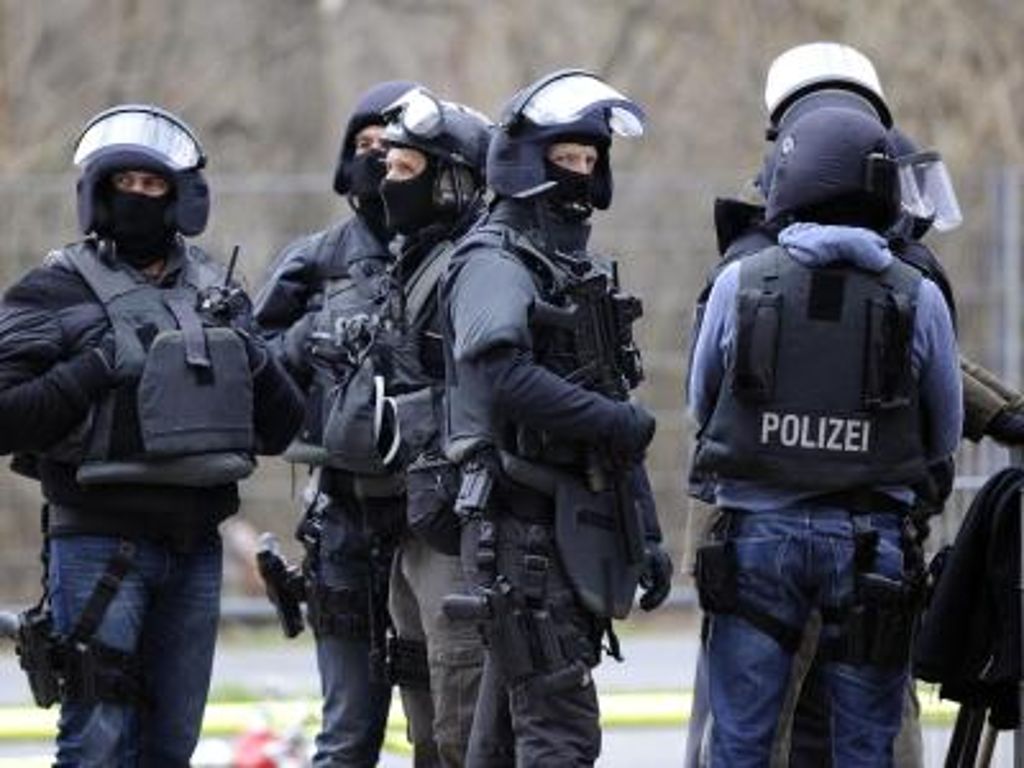 Waffen- und Sprengstoffspezialisten beim Spezialkommando arbeiten mit der Polizei vor Ort zusammen. (Symbolfoto) Foto: dpa