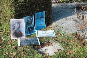Diese vier gefallenen Soldaten des Ersten Weltkriegs waren in einem gemeinsamen Grab auf dem Geislinger Friedhof bestattet. Die lange Zeit verschollene und wieder gefundene Namenstafel wird am Sonntag enthüllt. Foto: Hertle Foto: Schwarzwälder Bote