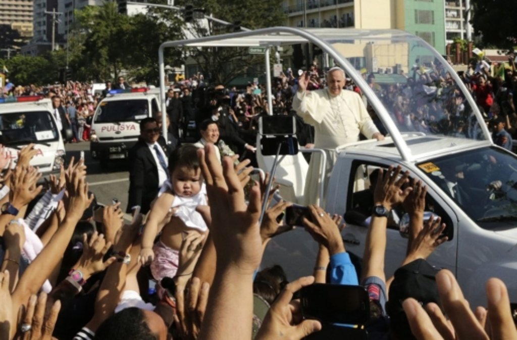 Papst Franziskus auf dem Weg zum Flughafen von Manila Foto: dpa