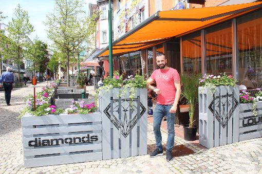 Daniel Daoud, Inhaber der Diamonds-Bar in der Uhlandstraße, investiert weiter in eine schönere Terrasse.  Foto: Pohl