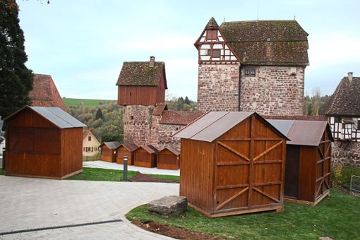 Die ersten Holzhütten für den Weihnachtsmarkt hat der Betriebshof bereits im Schlossgarten aufgestellt.  Foto: Köncke