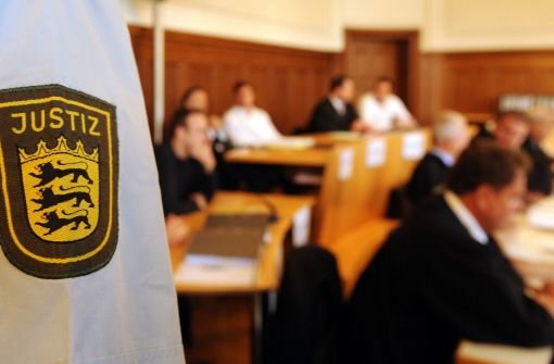 Ein 33-Jähriger aus Schwenningen soll fünf Frauen zum Teil brutal misshandelt, eingesperrt und entführt sowie mit einer Waffe bedroht haben. Am Montag wurde eine der Frauen vom Landgericht Konstanz als Zeugin befragt. (Symbolfoto) Foto: dpa