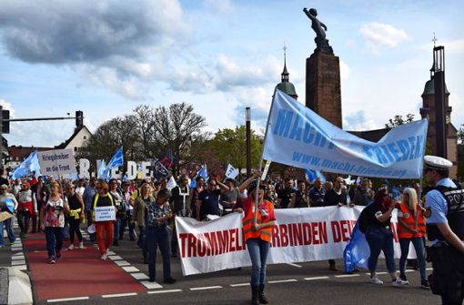 Rund 1000 Demonstranten zogen am Samstag durch die Freudenstädter Innenstadt, um für Frieden zu demonstrieren. Foto: Schwarz