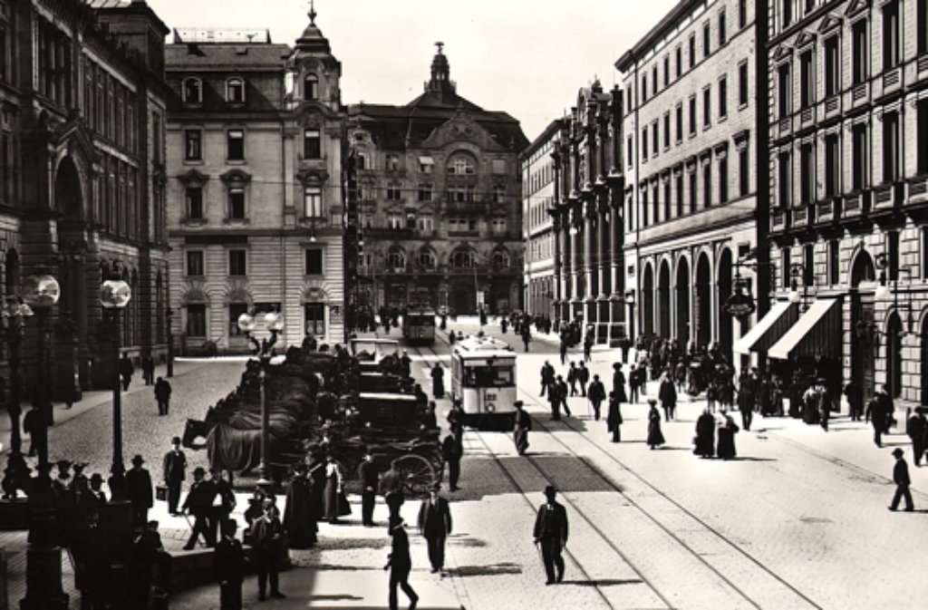 Der  Friedrichsbau am Ende der damaligen Schlossstraße (heute Bolzstraße) im Jahr 1905. Unsere Leserin Marlis Hoffmann hat uns dieses Foto geschickt