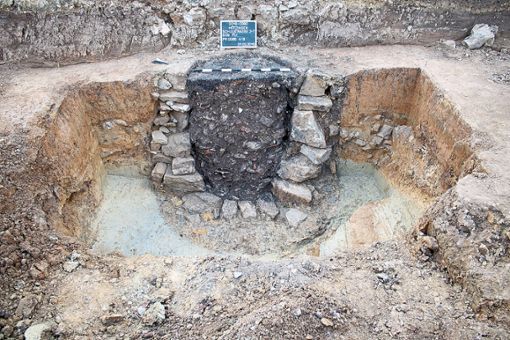 Bei den Grabungen wurden ein Brunnenrest sowie Scherben und Pfostenlöcher entdeckt. Foto: Priestersbach Foto: Schwarzwälder Bote