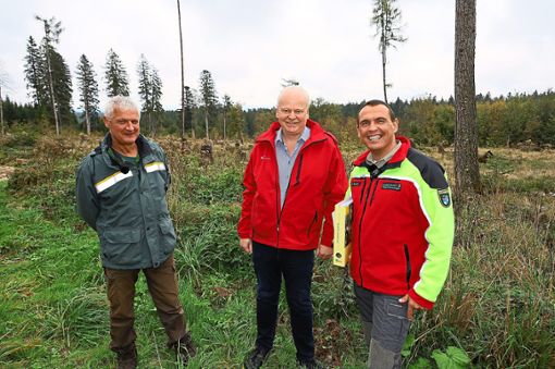 Revierförster Hubert Fleig (von links), Sparkassen-Vorstandsmitglied Jürgen Jauch und Roland Brauner vom städtischen Forstamt stehen vor der Sturmfläche im Breitbrunnenweg, auf der demnächst 1800 Laubbäume gepflanzt werden. Foto: Heinig