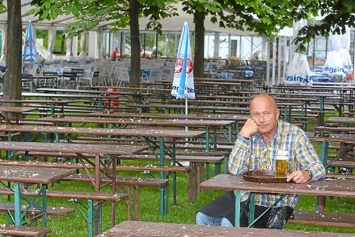 Klatschnasse Blüten auf leeren Bänken: Im Biergarten des Enzauenparks bringt Ralf Heidt das kühle Blonde derzeit weder an die Frau noch an den Mann. Foto: sb