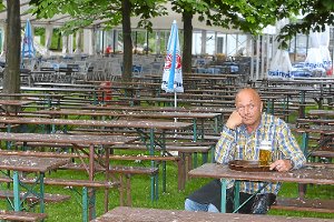Klatschnasse Blüten auf leeren Bänken: Im Biergarten des Enzauenparks bringt Ralf Heidt das kühle Blonde derzeit weder an die Frau noch an den Mann. Foto: sb